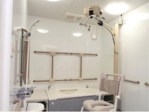 アビタシオン京成千葉中央のリフト浴。座ったままリフトで持ち上がり、入浴する。
