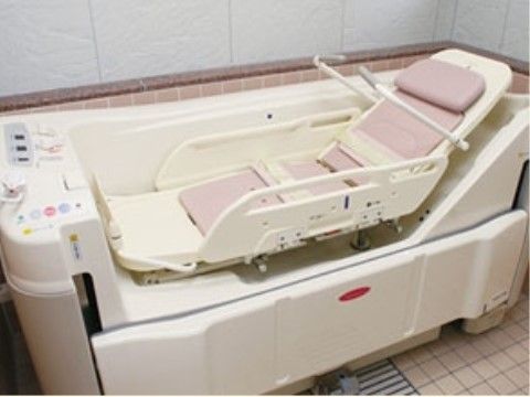 アビタシオン京成千葉中央の臥床浴。寝たままの姿勢で入浴できるストレッチャー浴。