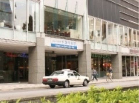 施設は、交通の利便性に優れた立地にある。鉄道の最寄り駅から徒歩圏内なので、交通機関を利用して来訪できる。