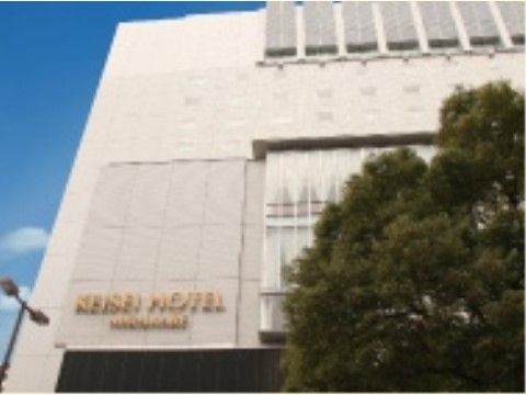 施設の近くは、ホテルや大型商業施設の建ち並ぶに賑やかな立地である。ご家族やご友人と外泊や食事をするには便利である。
