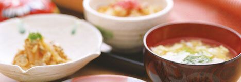 器に盛り付けられたおかずと汁物