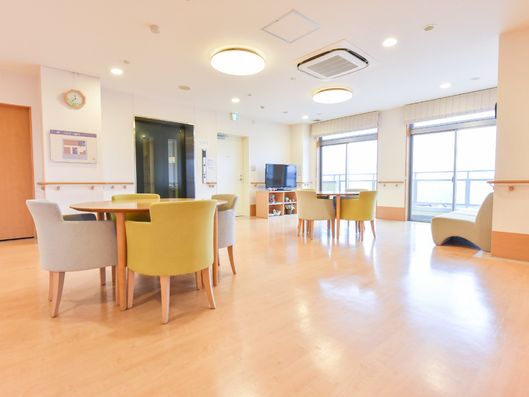 ソファーや丸テーブルで家族とのひと時を