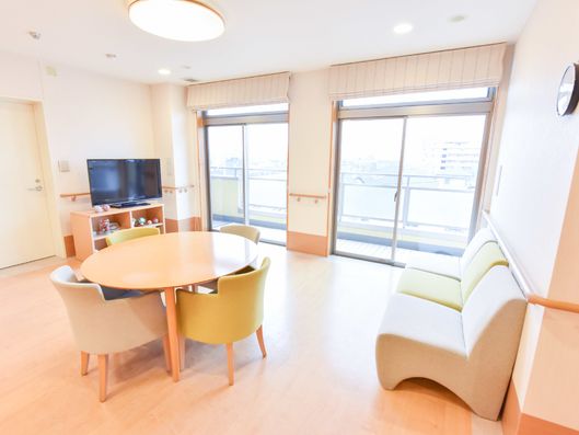 たくさんの日光を取り入れる大きな窓