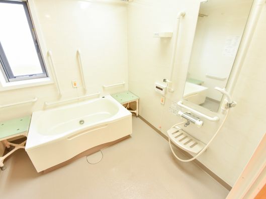 浴室には安全性を考慮した手すりを完備