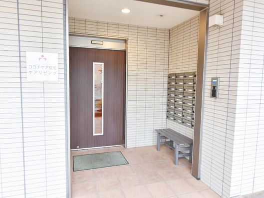 外の様子を確認できる自動ドア