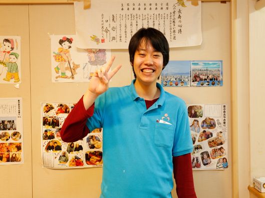 笑顔で接するスタッフ