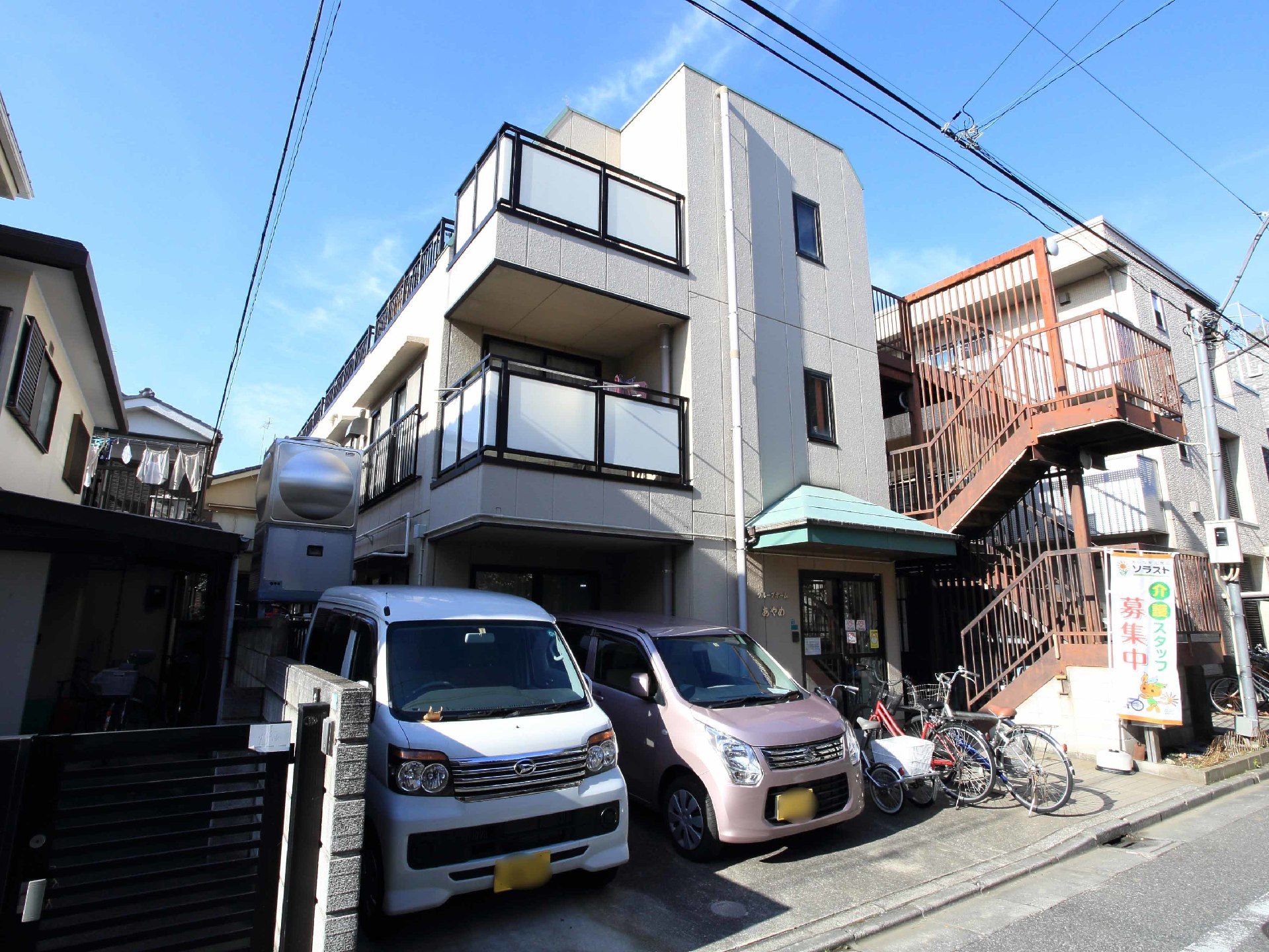 「グループホームあやめ」外観。入居者様の側に寄り添った丁寧なサポートを心掛けている、安心感のある施設です。
