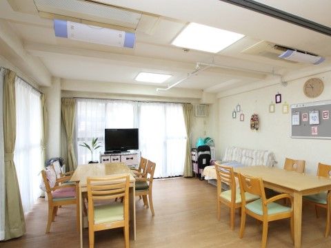 「グループホームあやめ」リビング・食堂。お食事以外の時間帯では、リビングとしてお使いできます。活気に満ちている空間です。