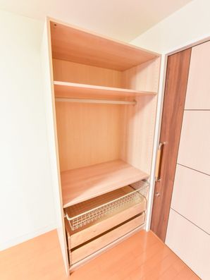 衣服を吊るせる収納棚