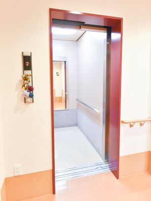 手すりを利用してエレベーターに乗れる