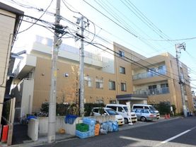 「グループホーム町屋あやめ」の外観。駐車スペースがある。
