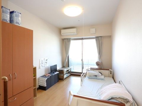 「グループホーム町屋あやめ」の居室。シンプルなつくりの洋室。