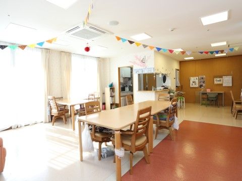 「グループホーム町屋あやめ」の共有スペース。季節の飾り付けがされている。
