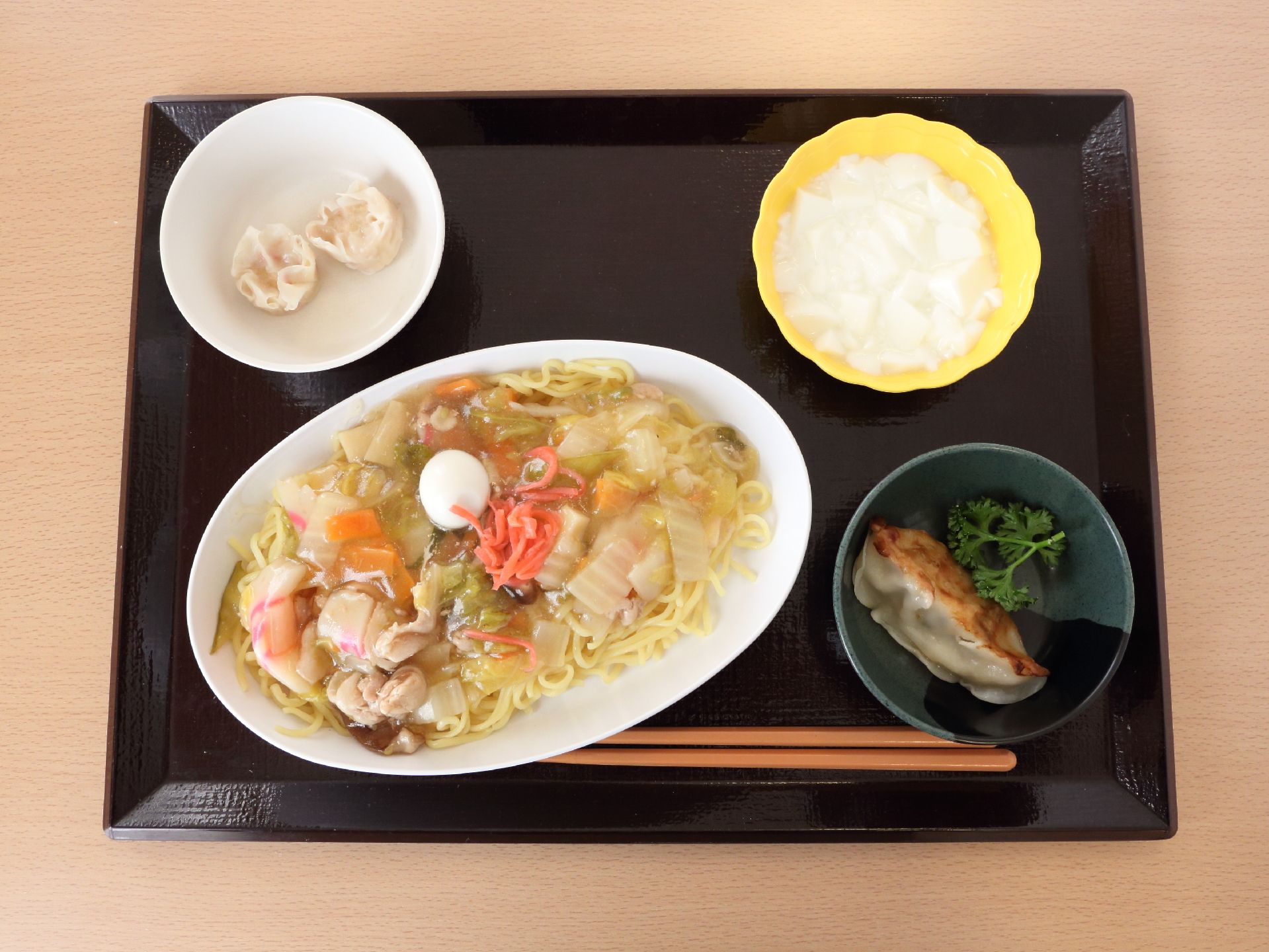 「グループホーム町屋あやめ」のお食事。家庭的な料理を楽しめる。