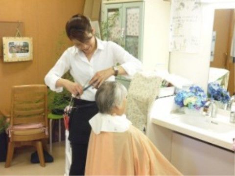 「グループホーム町屋あやめ」のスタッフ。丁寧な対応を心掛けている。