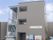 くらしさ琴似の外観。近くには琴似神社があり、3階建ての施設になっている。