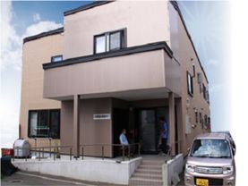 「くらしさハウス八軒」の外観。一軒家の住宅と変わらない外観で、車椅子用のスロープが付いている。