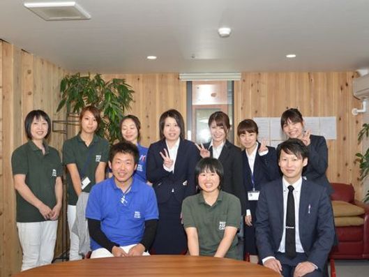 笑顔の明るいスタッフ