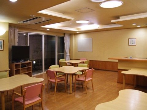 立ち座りの際に体を支えることができる、ひじ掛け付きの椅子が設置された共有スペース