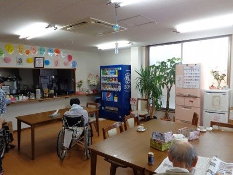 自動販売機が設置された、気軽に飲み物を楽しむことができる共有スペース
