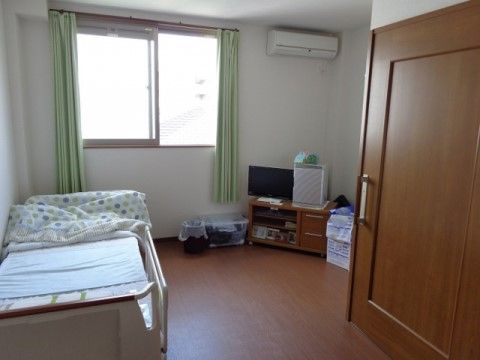 エアコンが設置された、季節を問わず快適に過ごすことができる居室