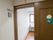 共同の広々としたトイレがある。落ち着いた木材の扉を使用。場所の目印に、白色の花のイラストが貼られてある。