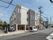 グレートとホワイトの2トーンでデザインされた、3階建ての施設である。目の前には１車線の道路が通っている。
