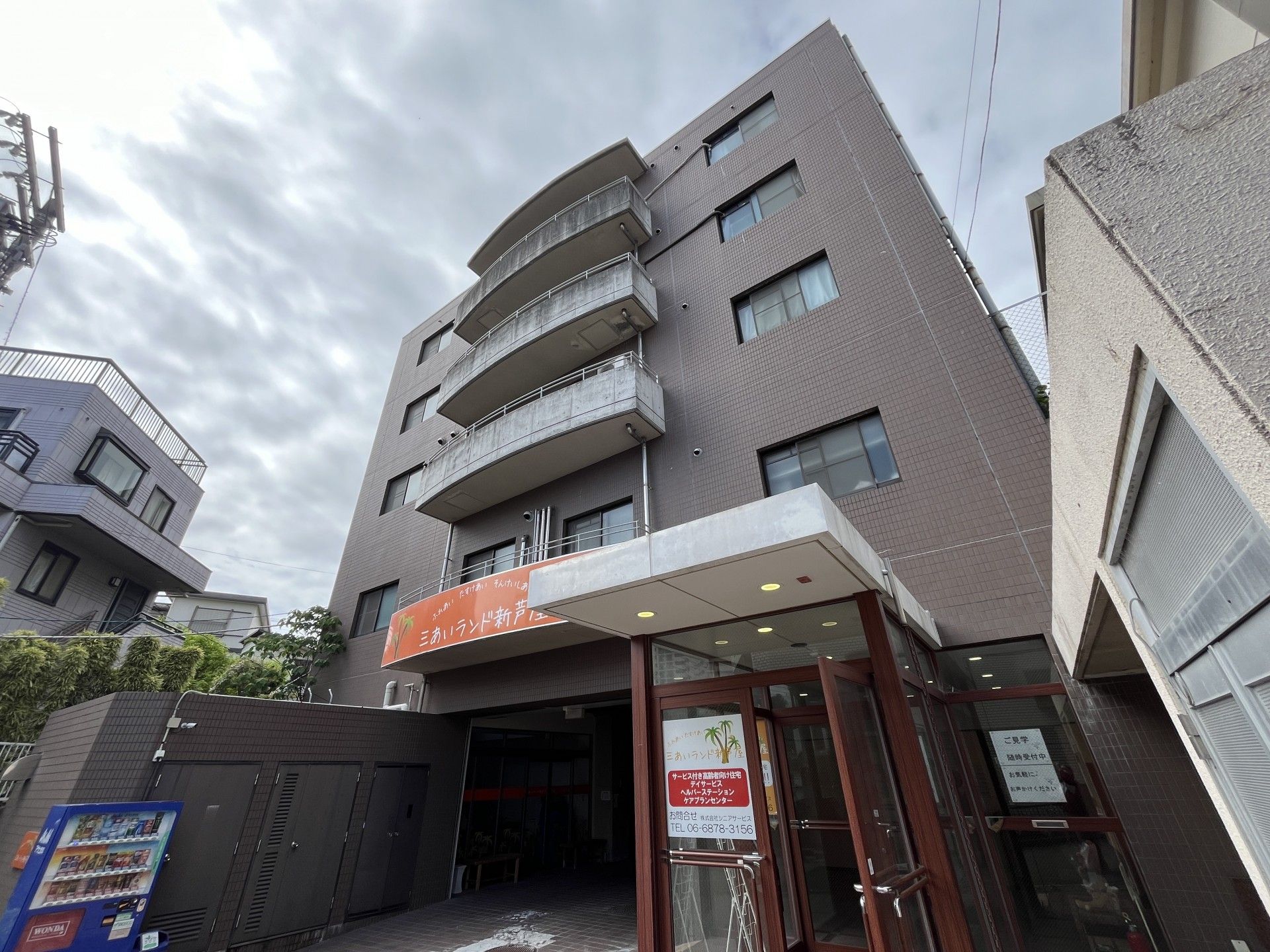 多階層の建物正面