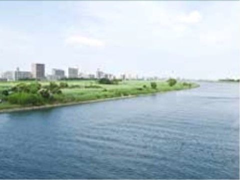 施設の近くを流れる一級河川。川幅は広く岸の緑も豊かで、その向こうに街並みが広がっている。広々とした眺めが味わえる。