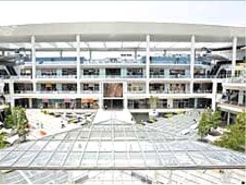 施設の最寄り駅から一駅で大きな駅がある。西口には大型ショッピングモールがあり、大変便利な立地である。