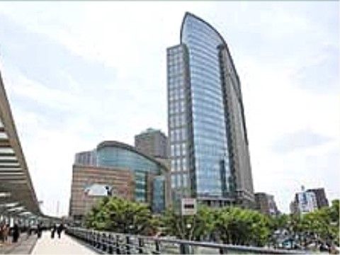 施設からほど近い大きな駅周辺にはコンサートホールやショッピングモールなどの施設が並んでおり、便利で文化的な環境である。