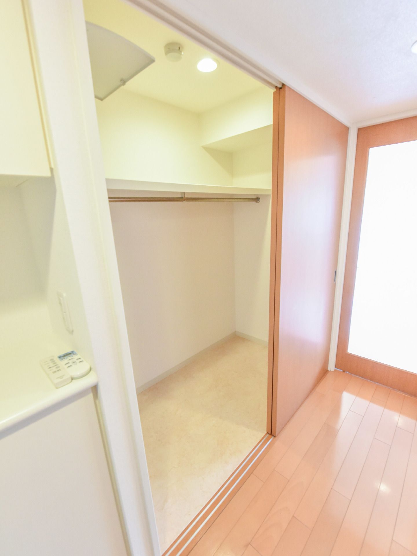 とても大容量。自分のお気に入りの衣服はもちろん、そのほかの趣味の道具も置くことができる。明るいため、ものを探すのには困らない。
