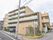 建物を後ろから見てみると、駐車場があることがわかる。また、無料の駐輪場も設置されているため、誰でも訪れやすい。