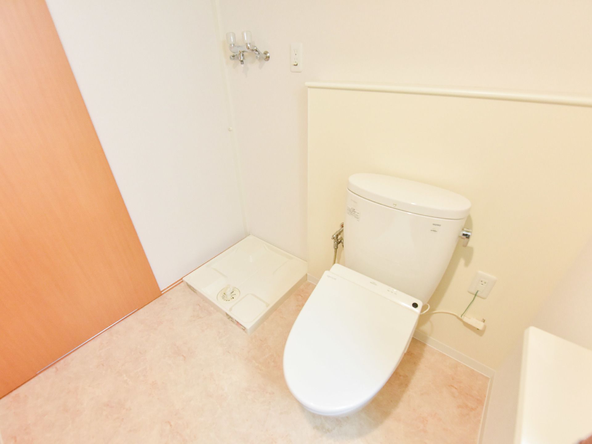 トイレの周りにはゆったりとしたスペースがあり、車いすの方でも乗り入れが十分可能です。扉もスライド式なので、スムーズに開閉ができます。