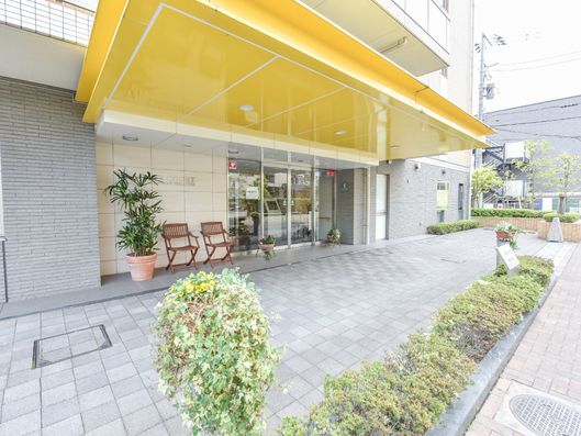 明るい雰囲気の入口