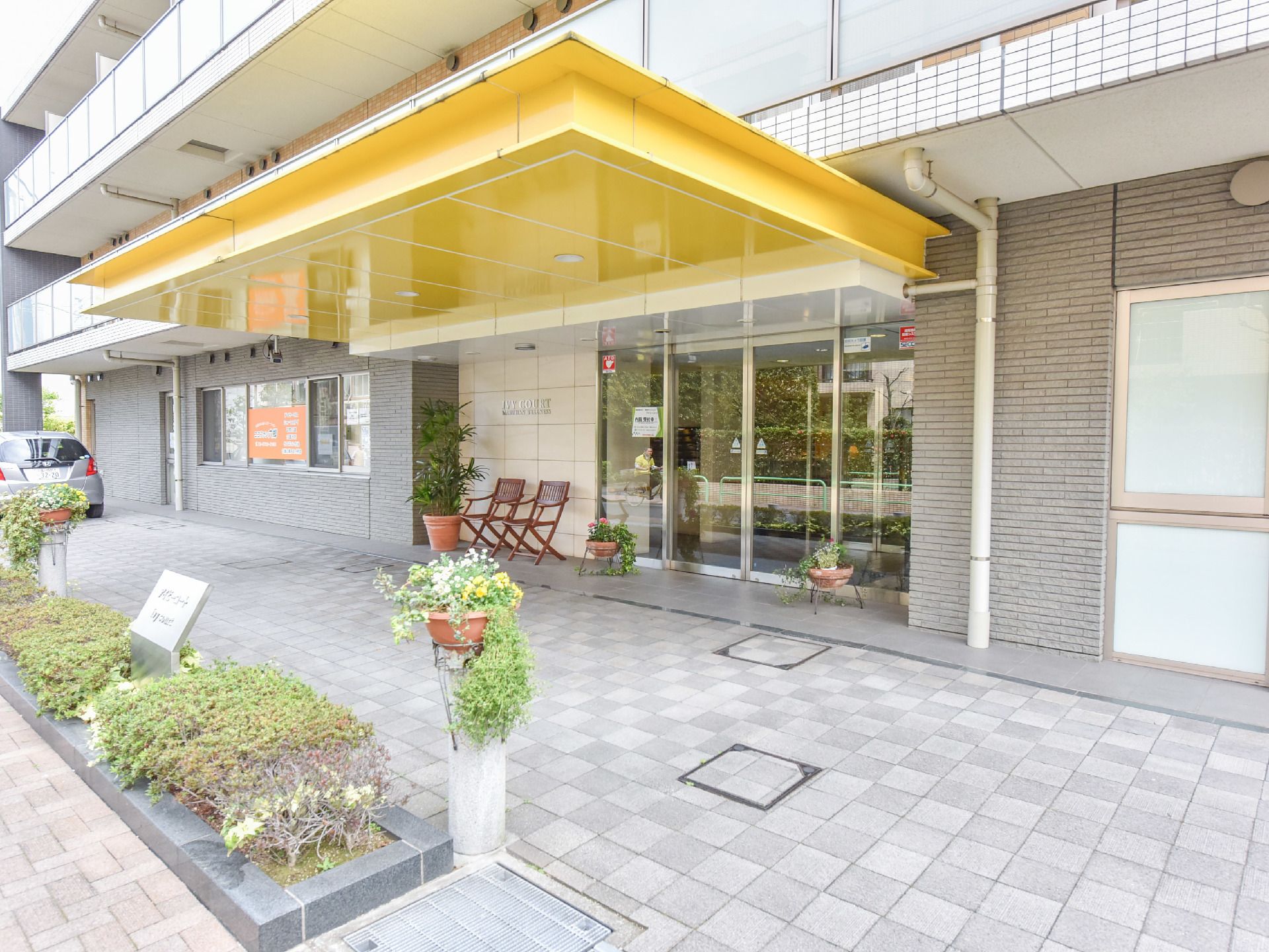エントランス前は広く、屋根がとても大きいので、車で入口の前まで入ることができる。雨の日も車の乗降しやすい。