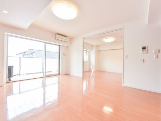 広々としたリビングルーム