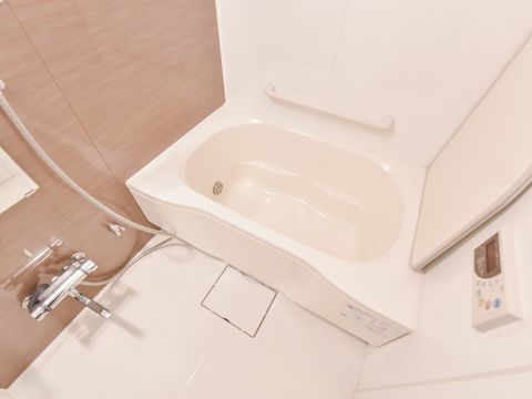 浴槽のふちはゆとりがあるので、浴槽に入る前に一度座ってから足をつけて入ることができます。また手すりもあるので立ち上がり時に使用できます。