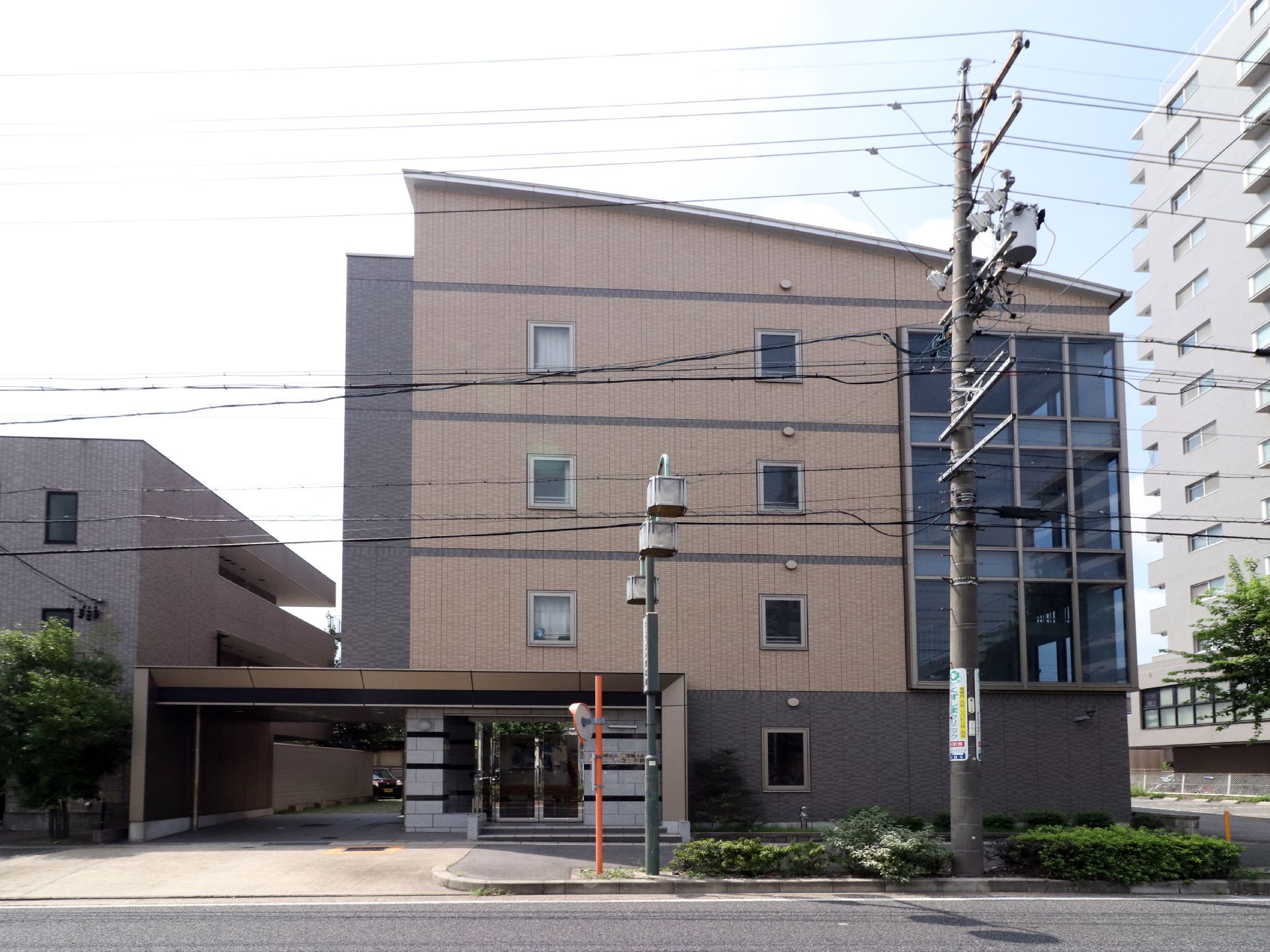 薄い茶色と1階部分が焦げ茶色の外観である。屋根は、斜めに少しカーブがかかった造りになっている。2階から4階までの右側は、ガラス張りである。