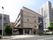 薄茶と焦げ茶色の外観で、モダンな造りの4階建ての建物である。メイン道路に面し、立地条件に恵まれた施設である。