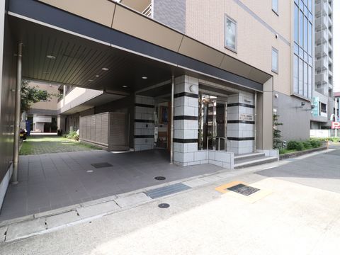 大きな屋根が付いた、雨の日も濡れることなく出入りすることができるエントランス