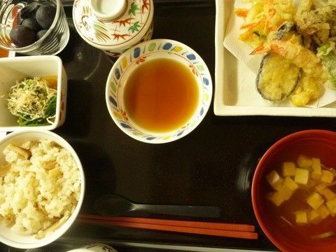炊き込みご飯にお浸しなど、和の食事でしっかりと栄養も摂れる。彩りも考えられ、毎日飽きることない食事を満喫できる。