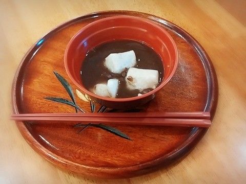 お汁粉など、身体が温まるデザートも提供されている。季節の移ろいを感じながら、ほっと一息つける一品である。