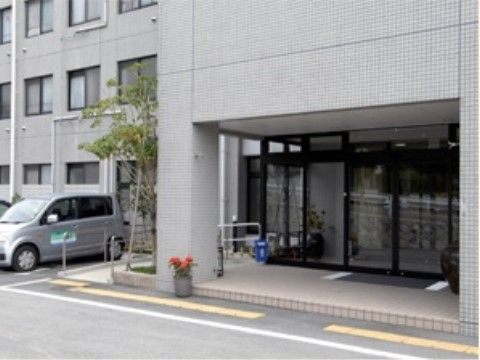 いにしえの里 創生の外観。玄関前は車いすの方でも乗り入れ可能なバリアフリー体制になっている。