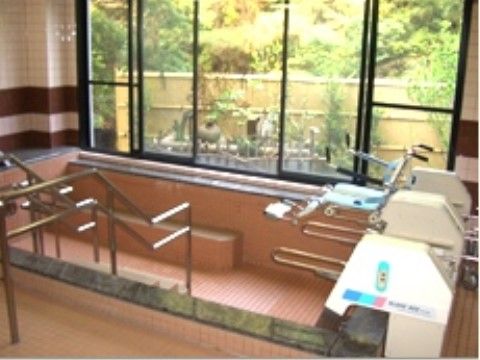 多目的ホールの浴室。要介護の高い方でもくつろげる機械浴槽を完備している。