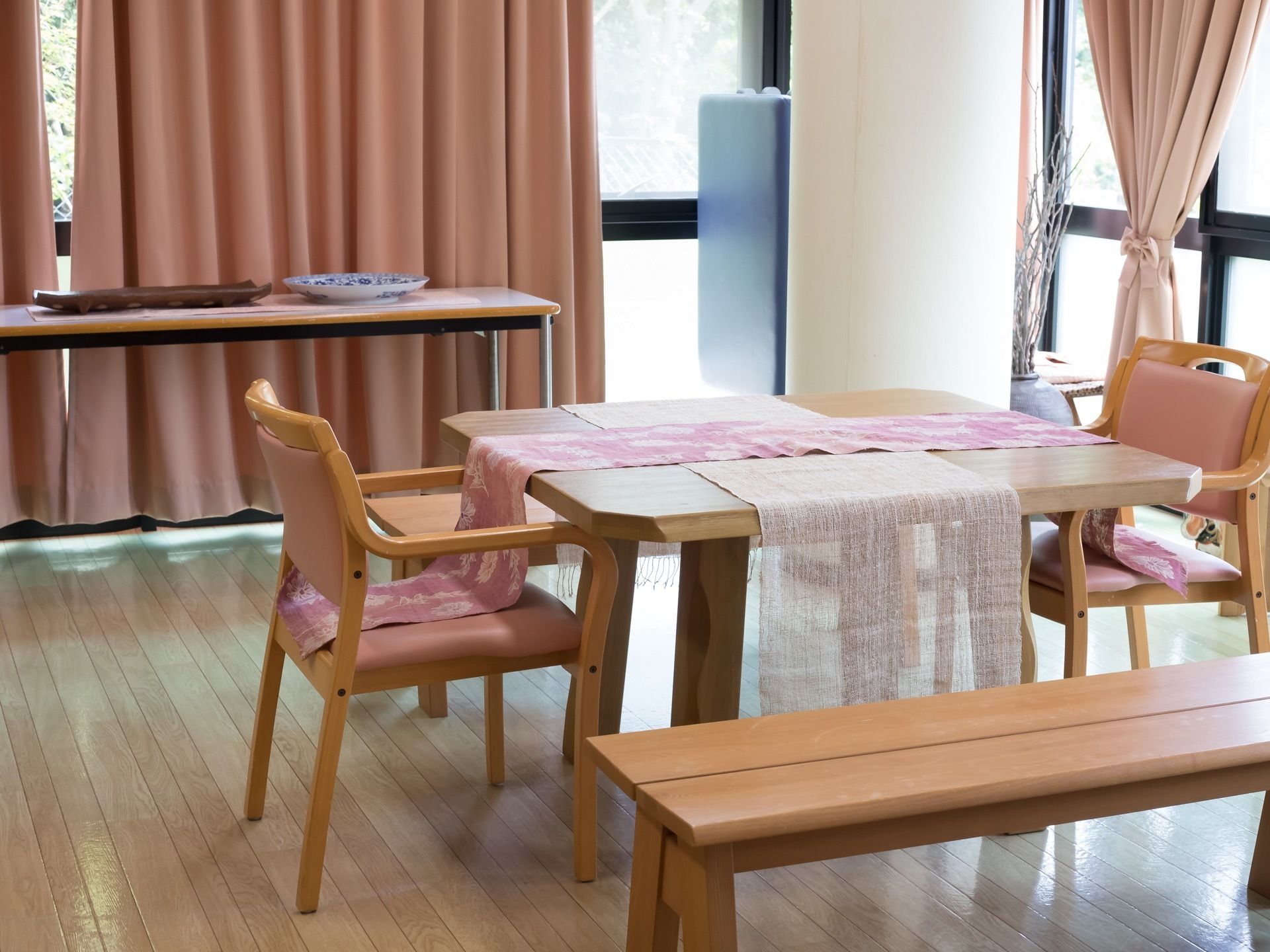 窓が大きく明るいスペースである。季節ごとにイベントを行っており、入居者様同士で会話をしながら楽しむことができる。