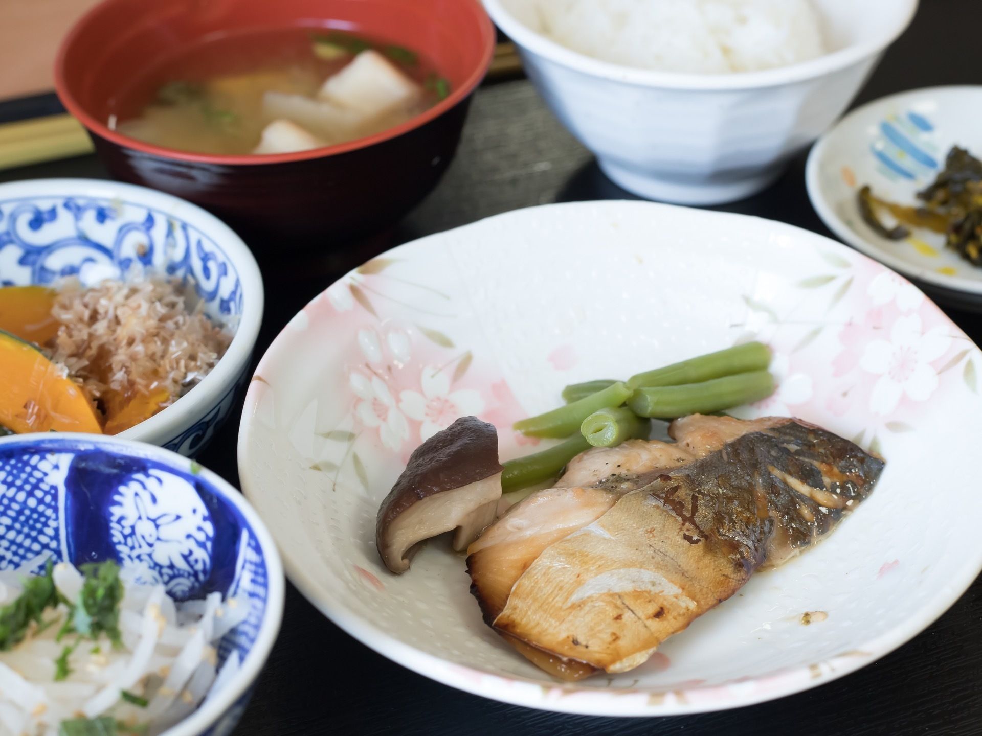 食事は、１人ずつ黒色のトレーに乗せて提供をしている。この日は、魚をメイン料理としたヘルシーで野菜が多く使われた献立になっている。