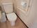 清潔感のあるトイレになっており、清掃が行き届いている。壁と便器の右側に手すりがあり、安全に利用することができる。