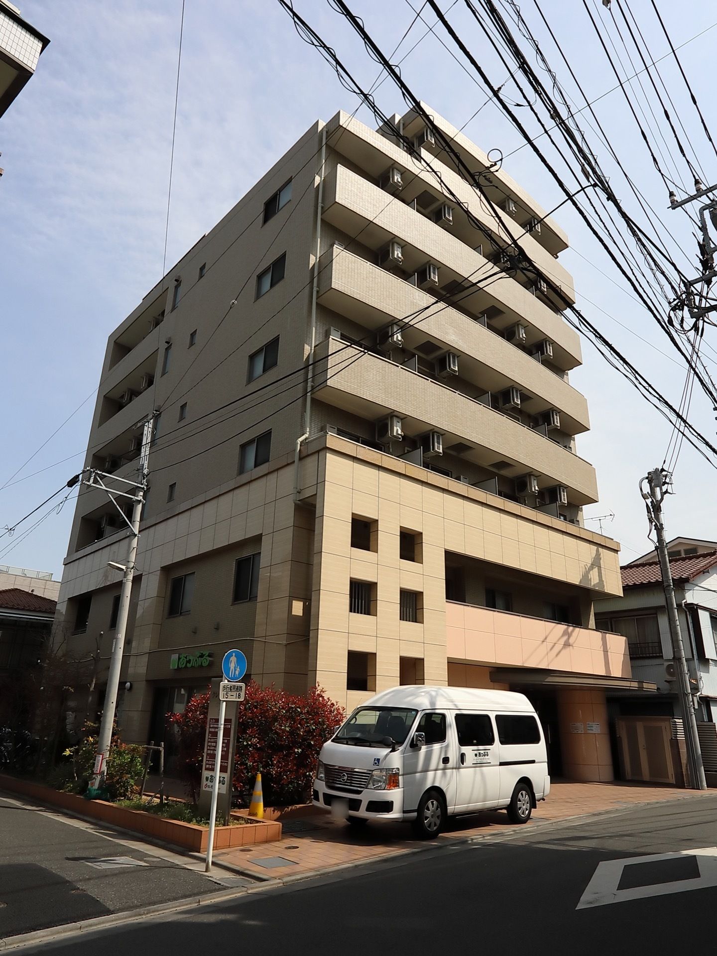 ダークブラウンが基調のシティホテルを思わせるような８階建ての建物である。居室にはバルコニーが完備されている。