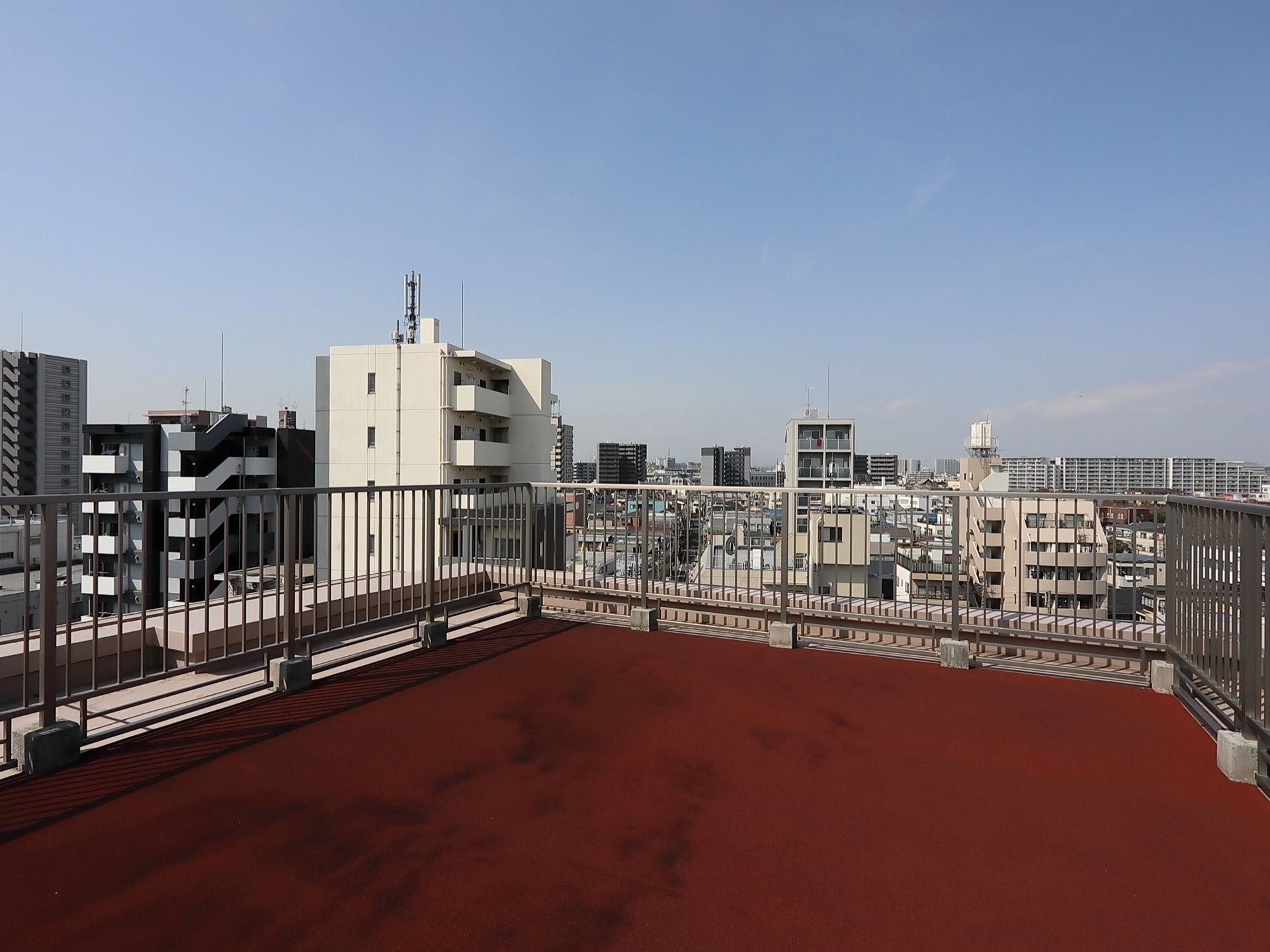 最上階には広々とした屋上テラスが完備されている。安全柵が取りつけられ、全面バリアフリーなので安全である。